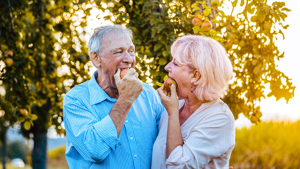 Älteres Paar isst Äpfel